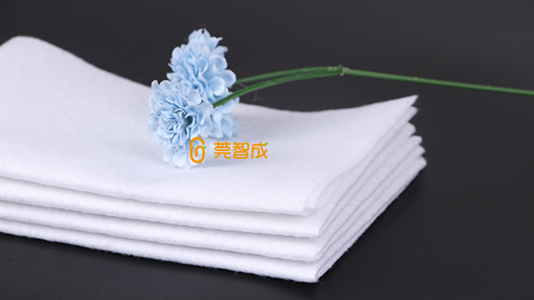 哪些因素取決針刺無(wú)紡布土工布滲水性？